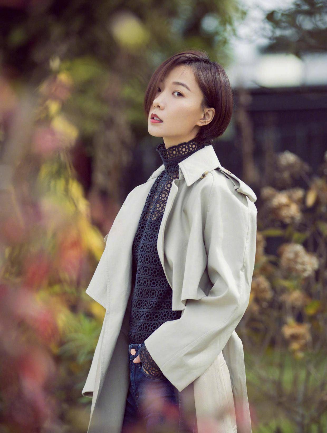 原创王珞丹好身材任性穿一件风衣搭配牛仔裤简约大气女神范十足