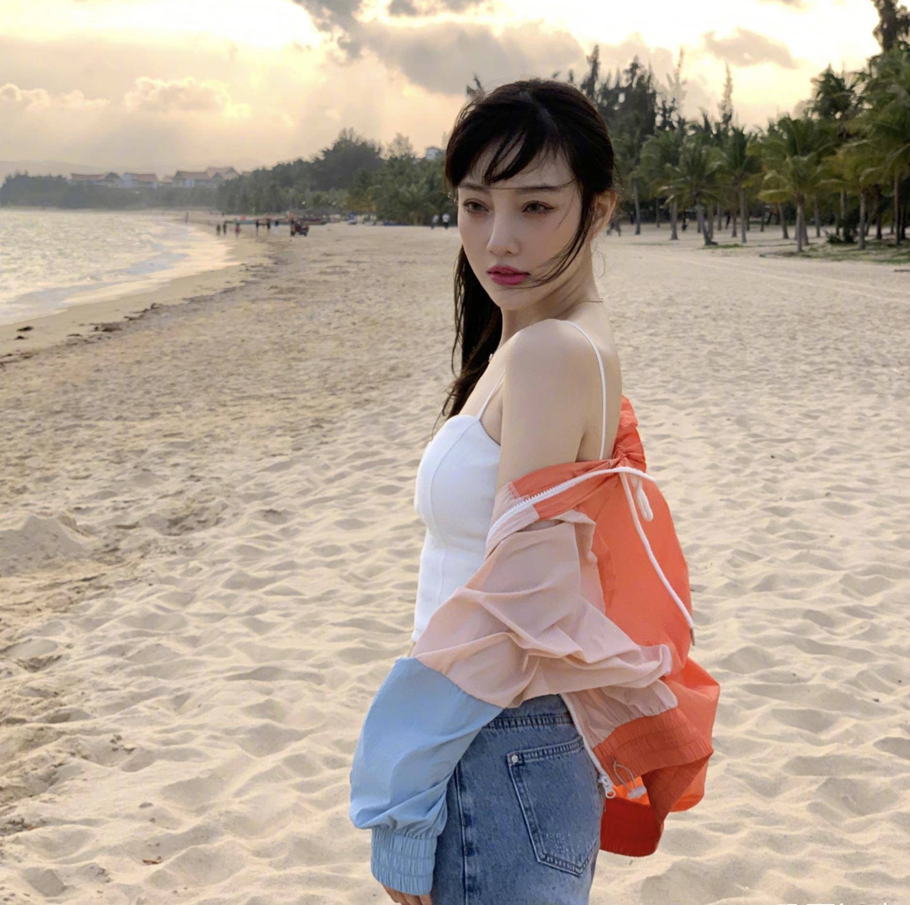 也有不少网友开始分析出李小璐的微博中有的内容也暴露出了不忠诚的