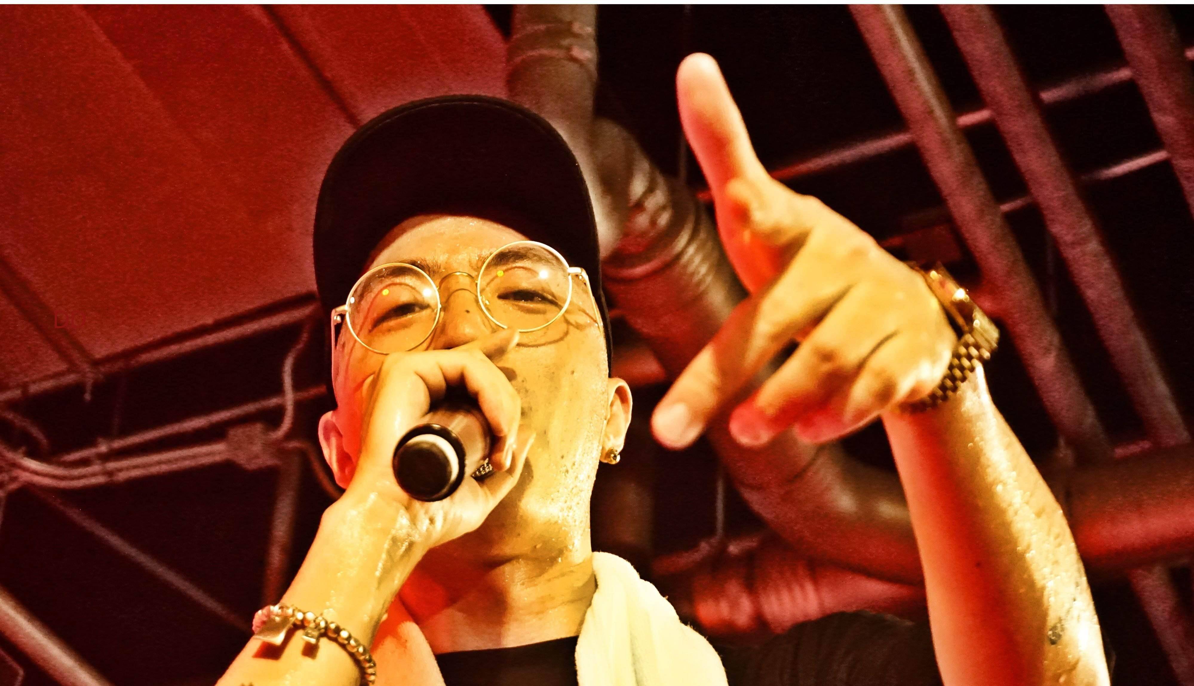嘻哈圈说唱歌手jonyj升级当爸,女儿四年过一次生日,真会挑时间_生产