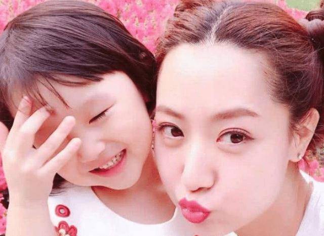 在今年白冰曝光自己的感情状态,大家才知道她是一个人带着女儿,而且和