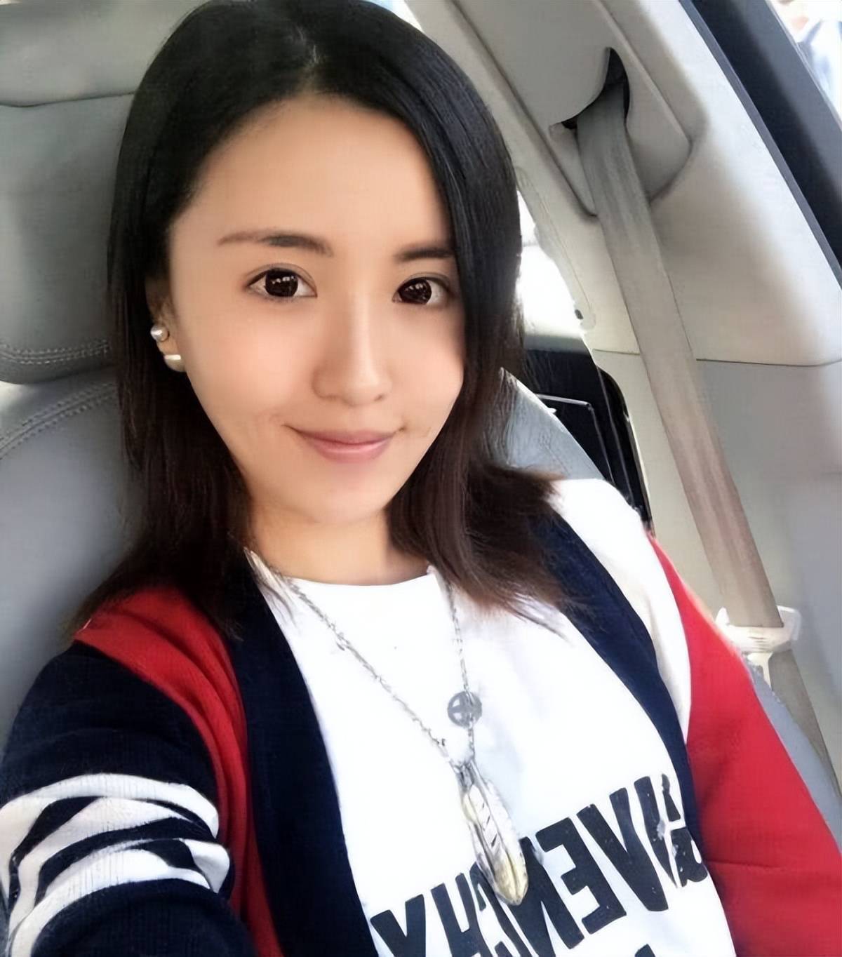 关小平的女儿叫关思慧,固然边幅平淡,但很隽拔,在演艺奇迹上也获取了