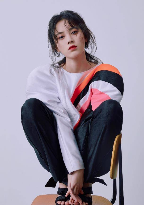 鞠婧祎不愧是"76斤女孩",我勉强穿进去的裙子,她还要绑条绳_一身_风格