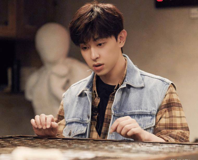 《密逃》新剧照曝光,邓伦黄明昊同穿黄色格子衫,两人气质大不同_感觉