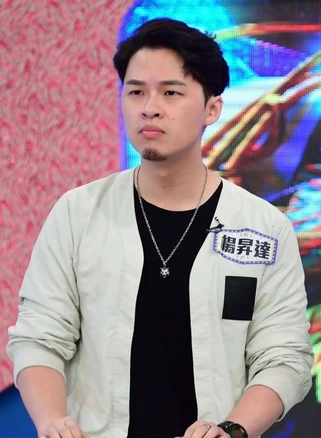 男星嫌弃牙刷碰牙膏很脏,自创懒人刷牙法,恶心画面曝光让人反胃_杨