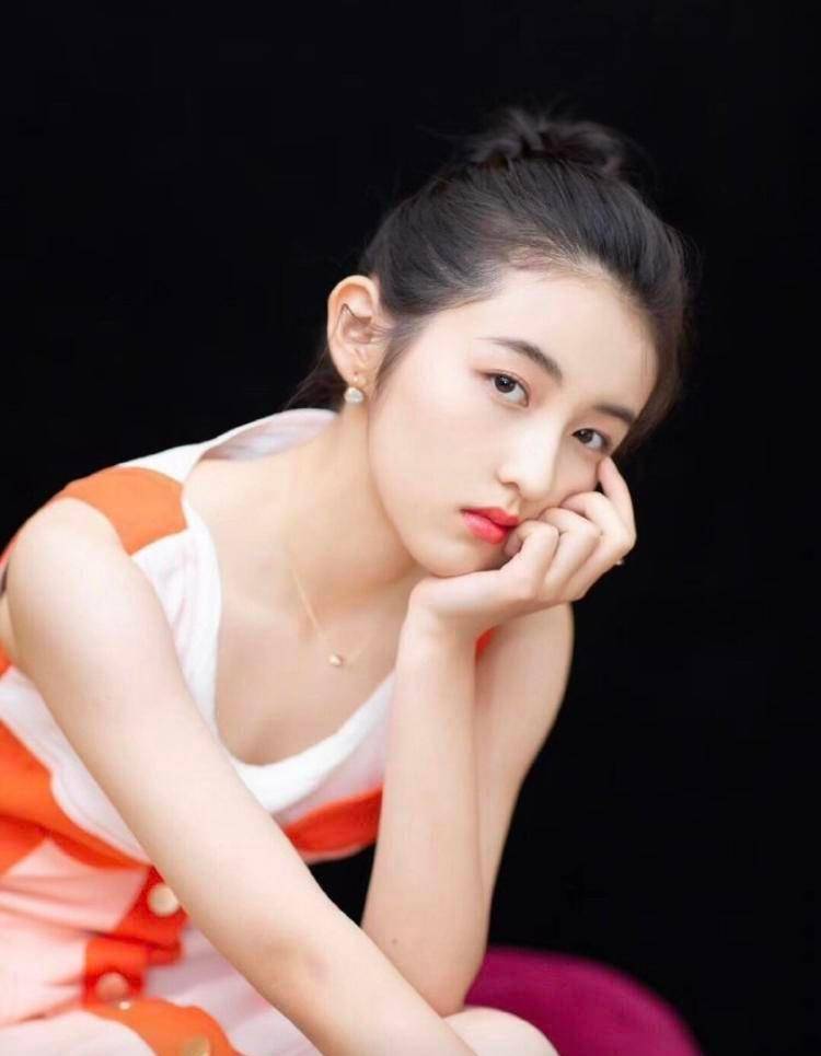 原创18岁张子枫初现女人味吊带工装裙时髦又酷飒大露背有点大胆