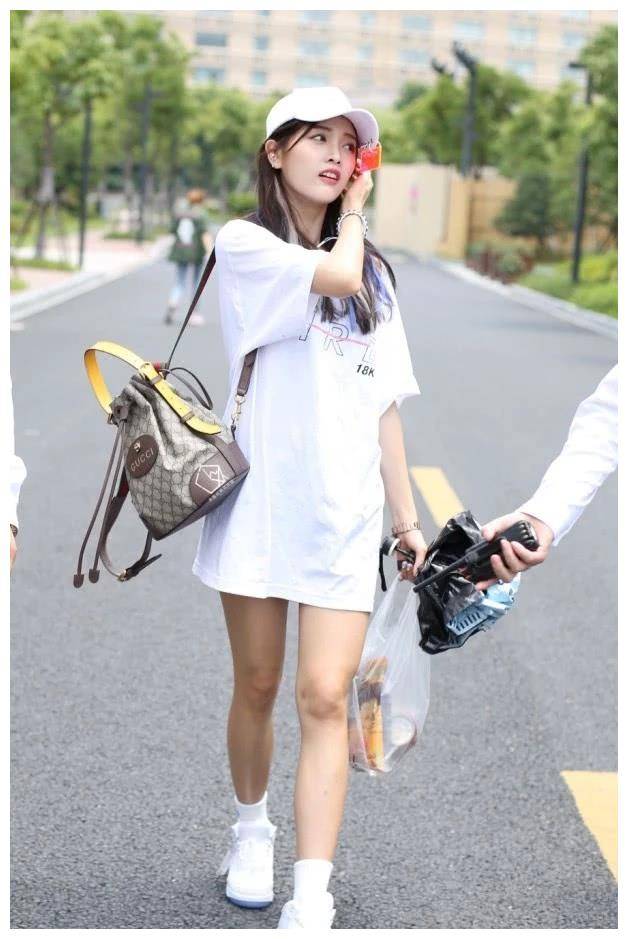 原创吴宣仪嫌鞋子太单调在鞋底涂了黑巧克力不料时髦1倍