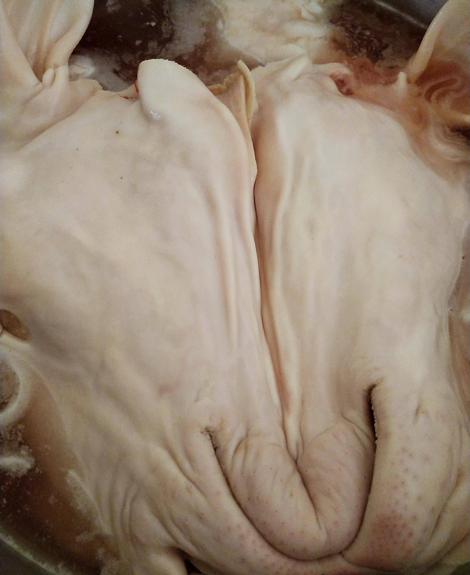 3羊头放下面,心肝肺放上面,放葱姜料酒煮熟,大概要两个小时左右.