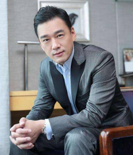 曾经是古天乐御用的配音多次出演配角的他一出道就演有钱人