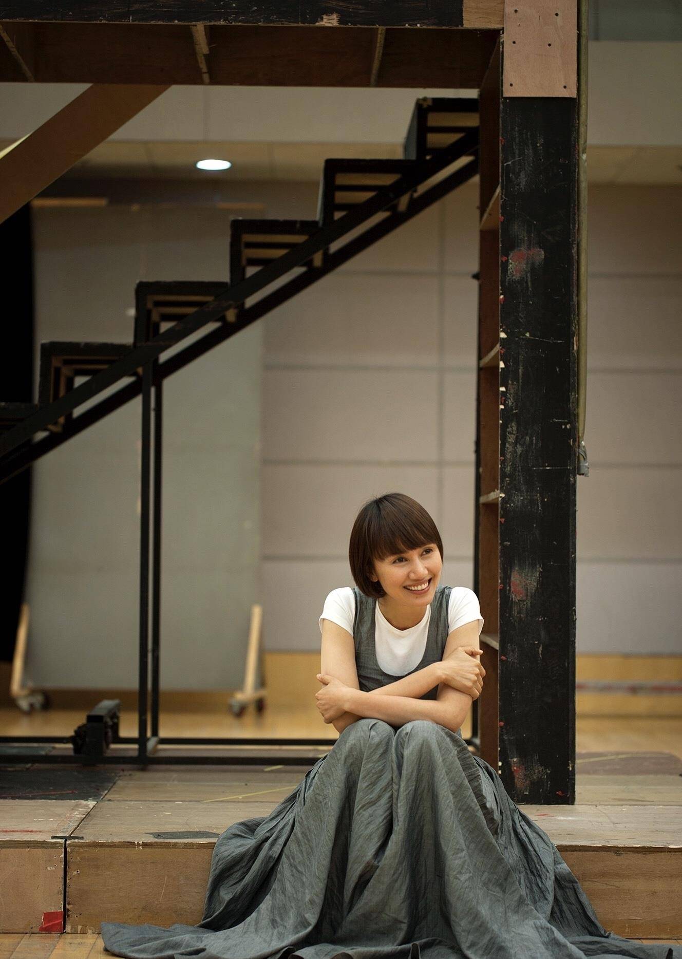 散发出来的一种不卑不亢,沉稳从容的气质,而不是迎合浅层的少女感审美