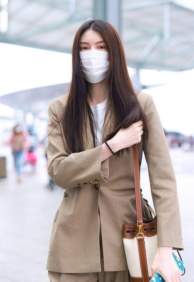 原创何穗机场街拍像是t台秀棕色西装利落大方英姿飒爽的感觉