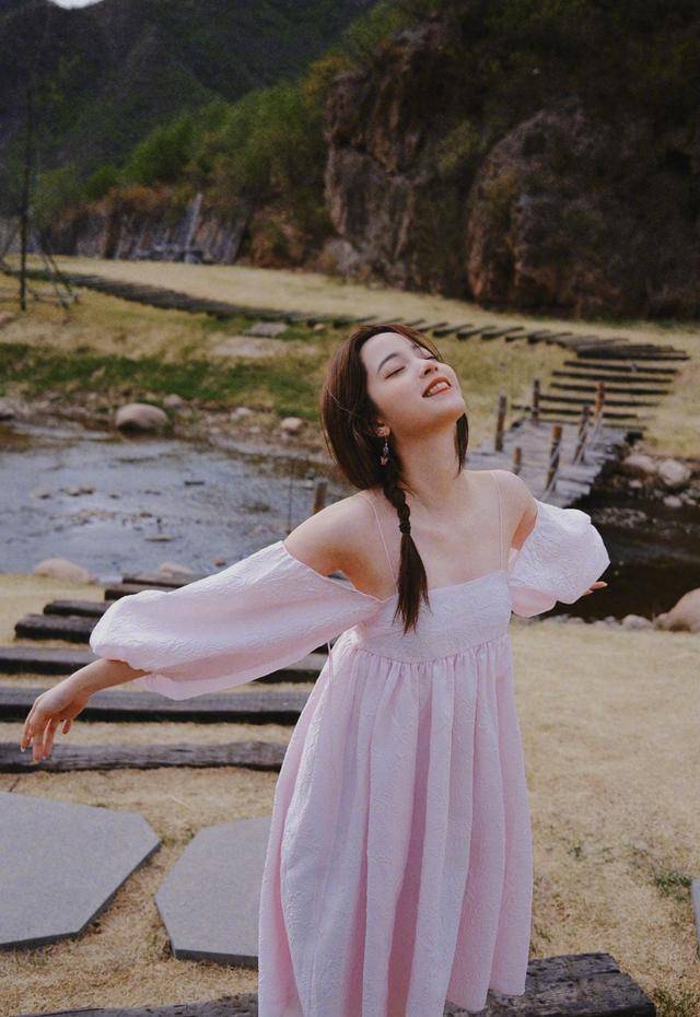 欧阳娜娜21岁生日晒写真粉色吊带长裙好养眼元气少女太美了