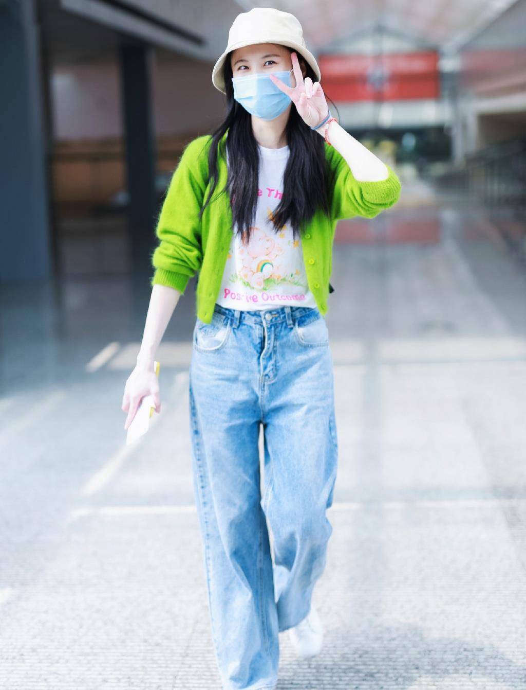 不愧是"谋女郎"出身,张慧雯格纹西装配牛仔裤,眉眼间好清纯_风格_休闲