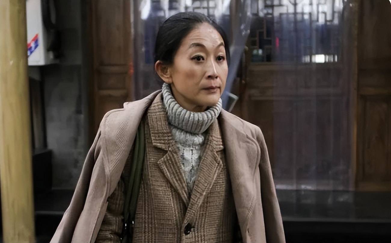 她偶然被导演捧为《校园先锋》的女主角,没想到播出后竟效果非常不错