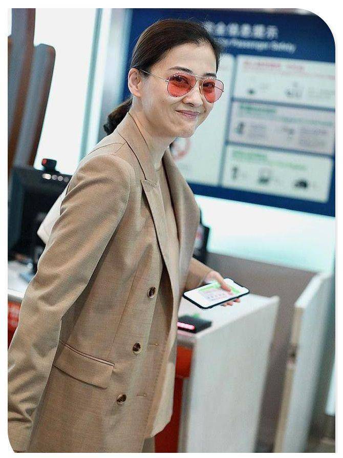 原创梅婷真疯狂穿条睡裤就走机场看到她素颜近照信她44岁了