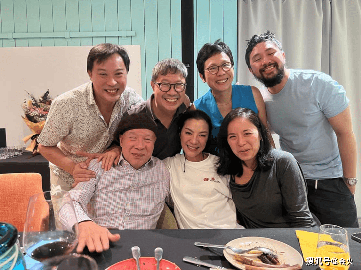 59岁杨紫琼回娘家好高兴!依偎长辈怀中脸通红