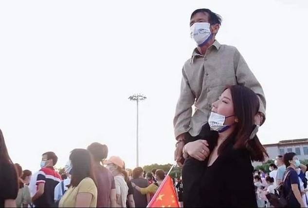 洛阳女孩扛父看升国旗,感动亿万国人!其背后的故事_张双奇_白鸽_父亲