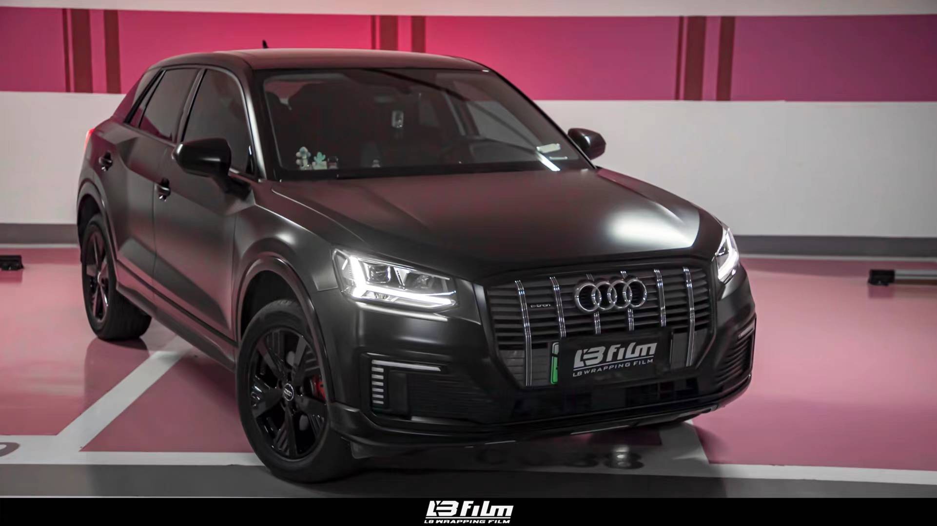 奥迪q2llbfilm改色膜陶瓷黑稳重的黑色