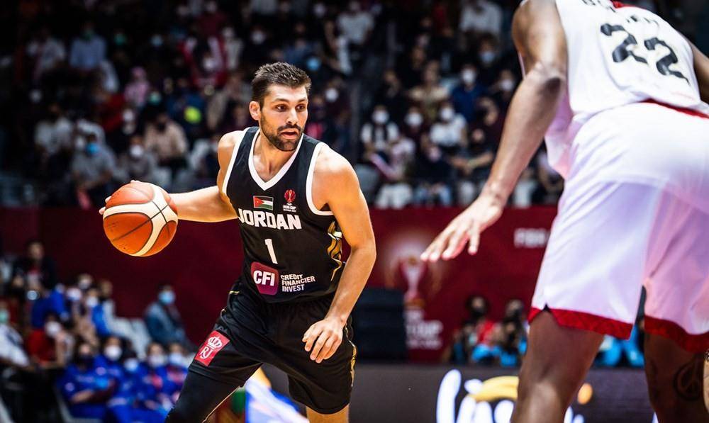 达尔·塔克得了22分,约旦男子篮球队以74-65击败东道主,赢得了男子