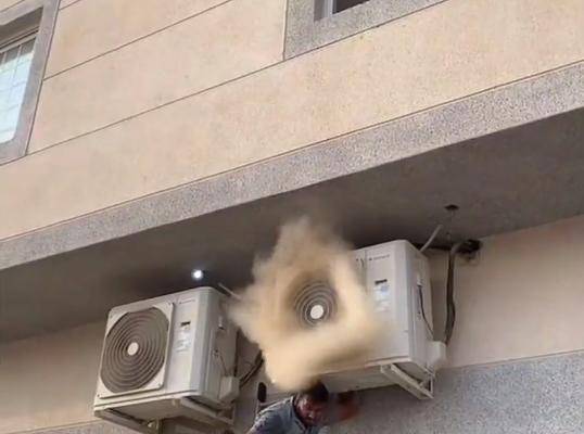 江苏一维修工清理空调外机,伸手一拍大量灰尘喷涌而出,看呆户主_网友