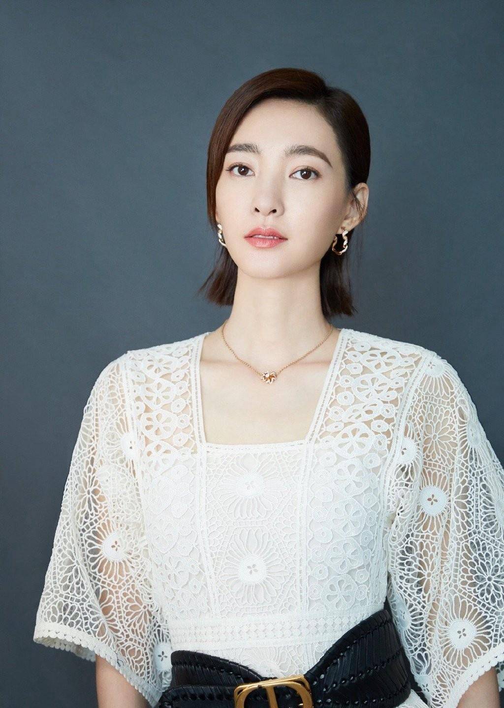 原创35岁王丽坤穿薄纱连衣裙衬出奶白水美肌肤不愧是素颜女神