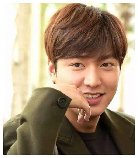 原创李敏镐退役后正式复出穿灰色西装成熟稳重32岁越来越有魅力