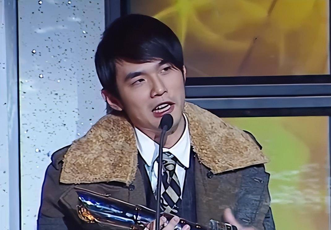 "华语顶流"周杰伦:手握15座金曲奖,却被当众怒批是"垃圾"