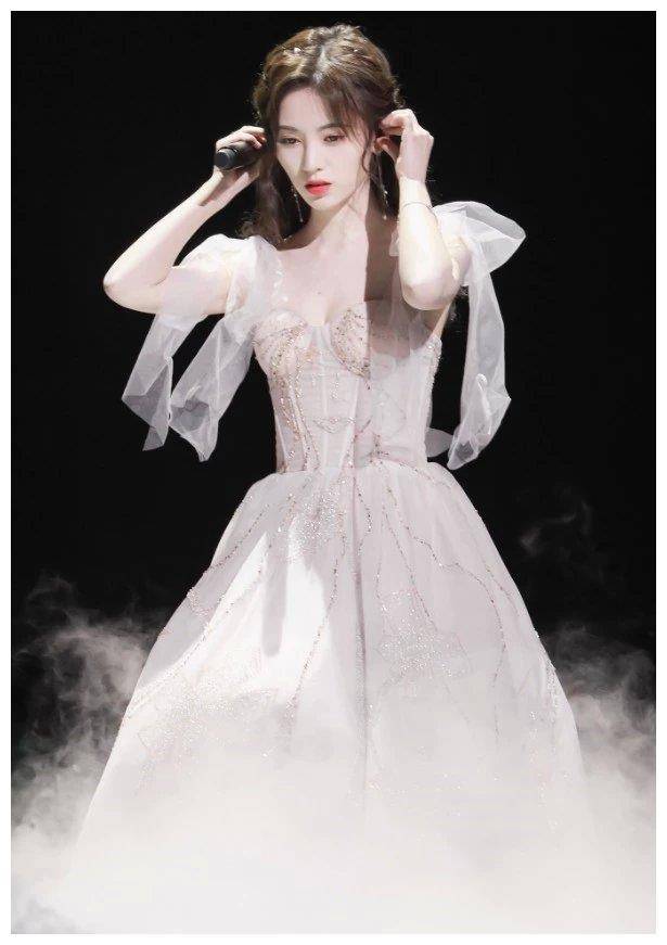 原创鞠婧祎穿粉色长裙献唱蝴蝶结掉落后挽起的动作优雅自然超美