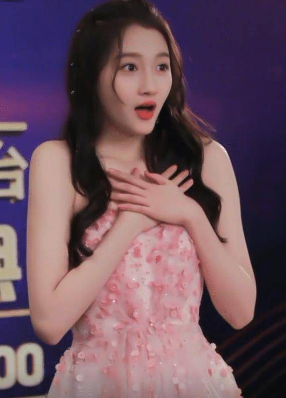 关晓彤故意用手测腰围,看到她双手叉腰的效果,才知鹿晗眼光有多好