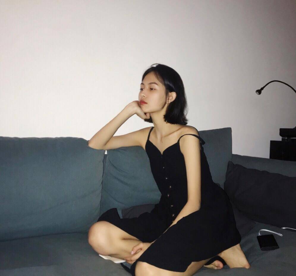宋威龙绯闻女友赵佳丽太绝了穿吊带裙像黑天鹅真是美到骨子里