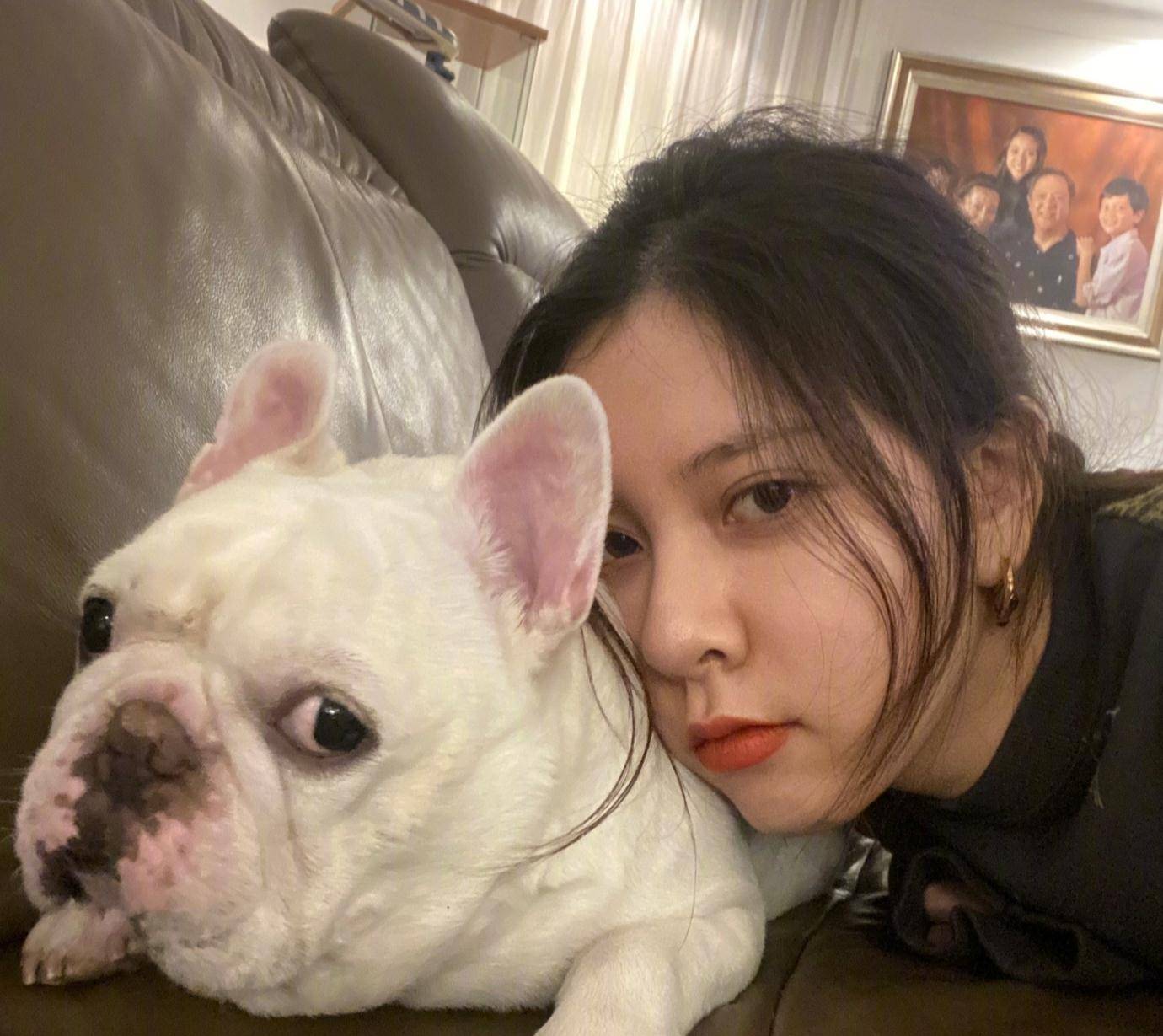 被宋妍霏惊艳了,穿樱花粉贝母裙减龄复古,太甜了_时尚_感觉_气质