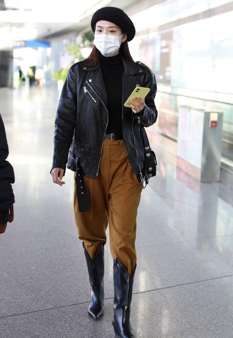 王菲菲素颜现身机场尽显清纯,皮夹克搭配阔腿裤美飒动人,腿真长_黑色