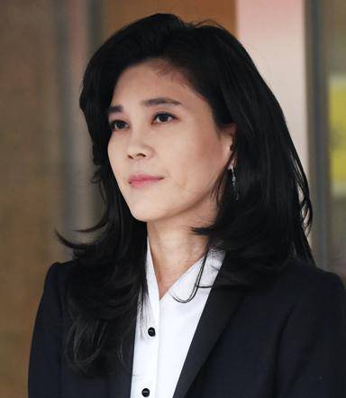 林世玲同框李政宰,逆天铅笔腿引热议,她出身顶级财阀却_李富真_李尹馨