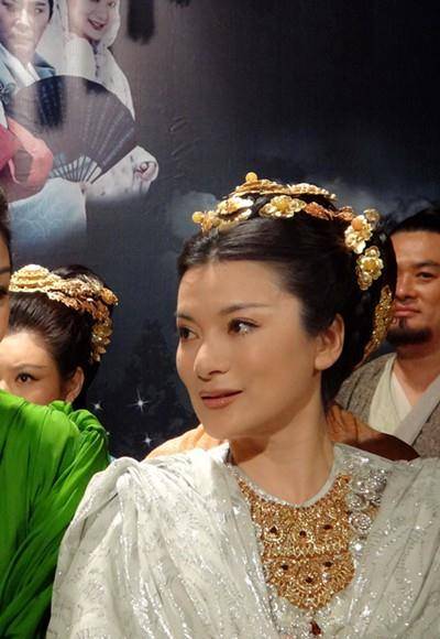 最美"金花婆婆"晒照,冻龄不复存在,出道近40年零绯闻单身至今_阎青妤