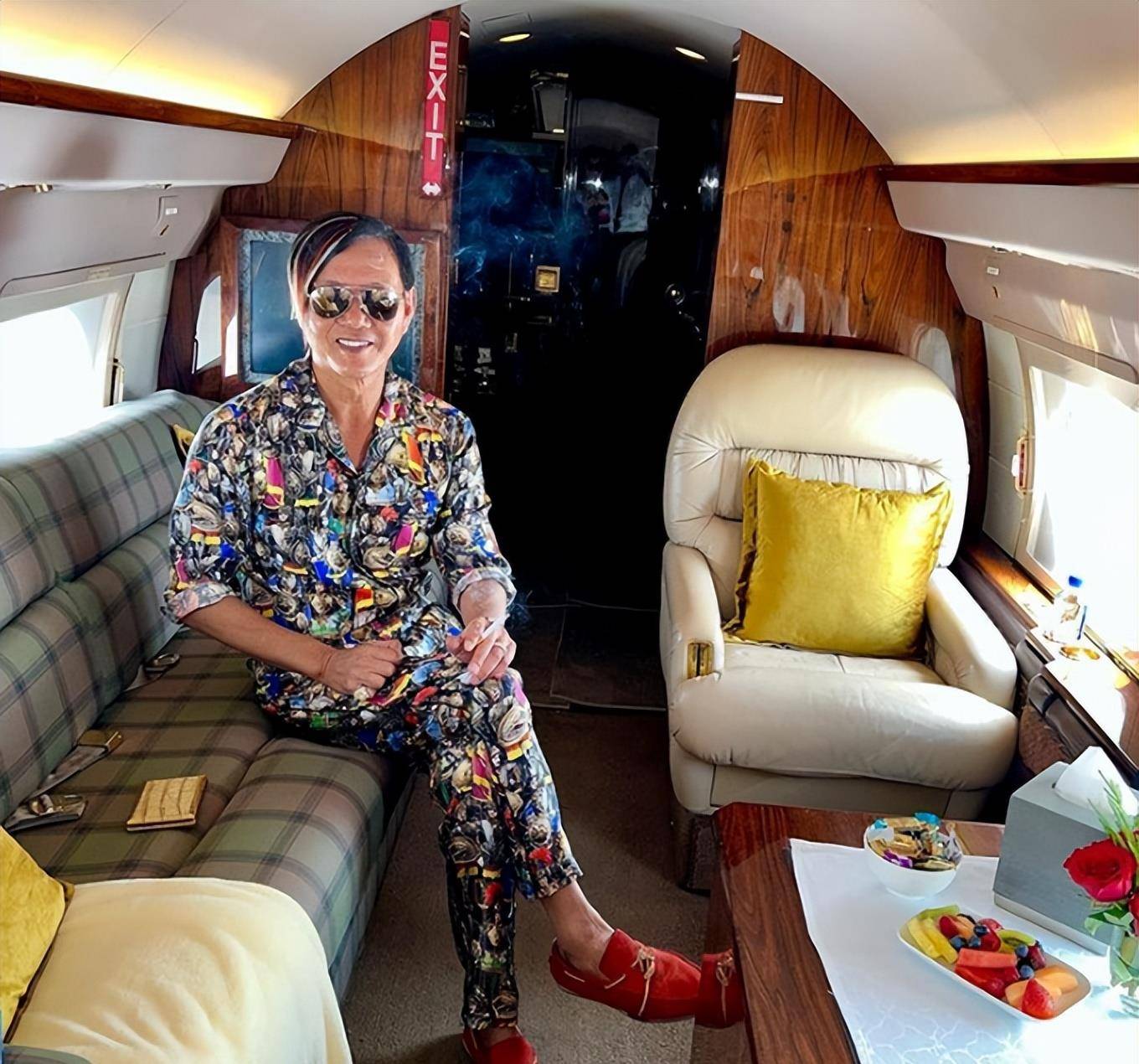 亿万富豪洪永时近况,坐私人飞机与4婚妻子周游列国,生活太惬意