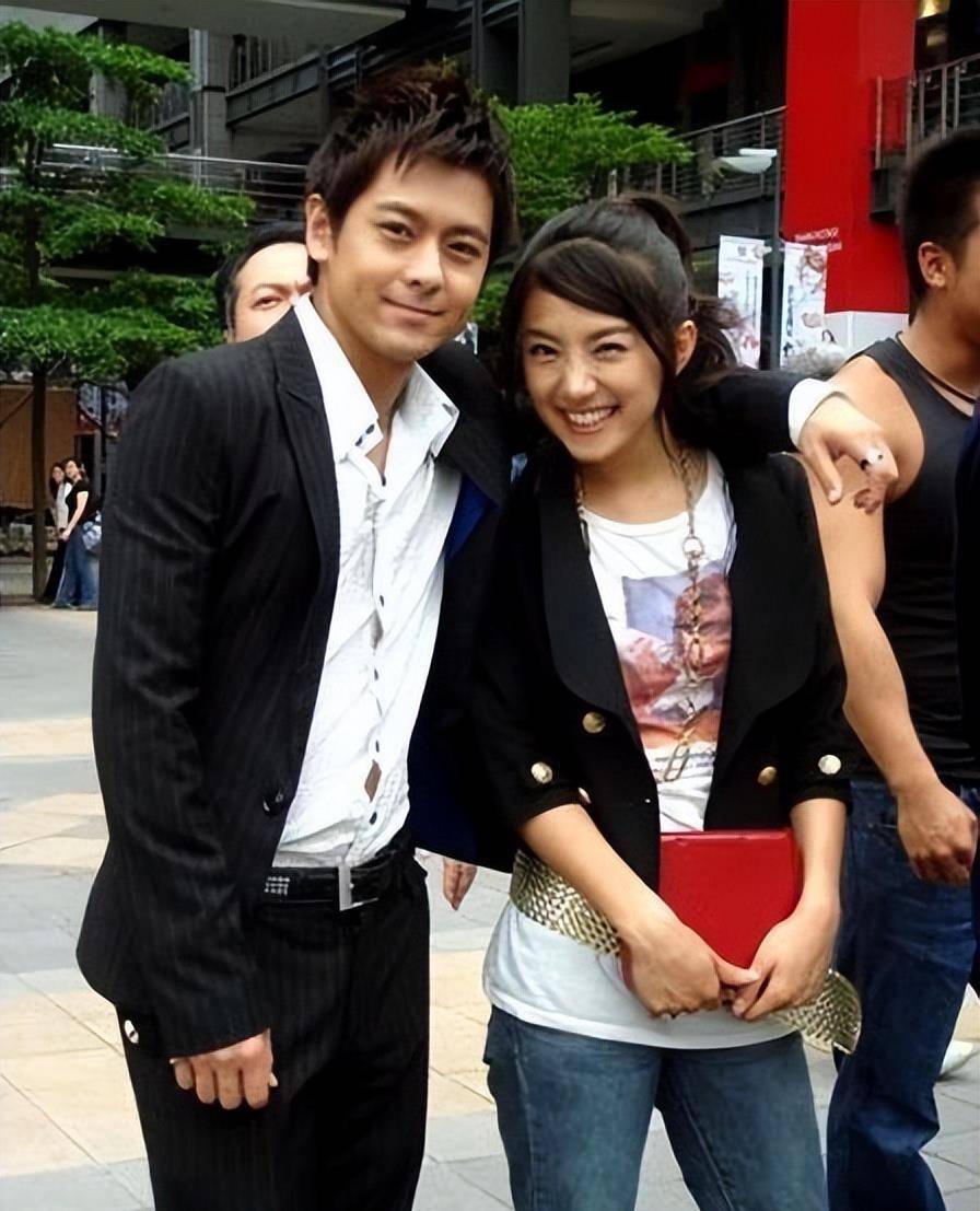 "高开低走"刘荷娜:凭放羊的星星爆火,后躺公公大腿惹争议_吴仁耀_夏