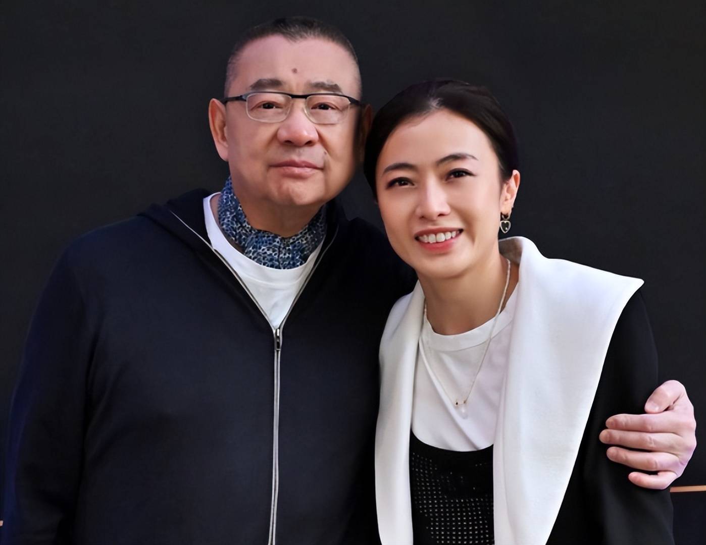 原创刘銮雄现身街头有严重洁癖不让人直接碰3名保镖备白毛巾伺候