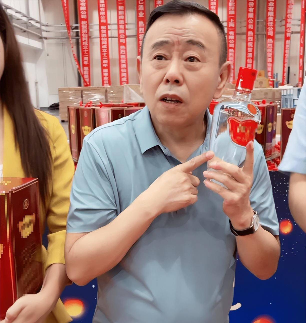 原创65岁潘长江卖假酒向女主播下跪是原形毕露还是晚节不保