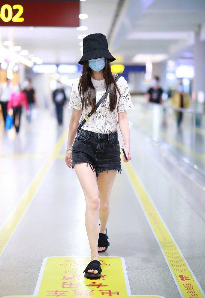 angelababy清凉夏装亮相机场,t恤 短裤,元气满满少女感十足_造型_气质