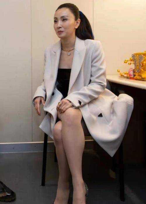 陶虹私服照曝光,黑色短裙高跟鞋时尚又端庄,徐峥真是赚到了!