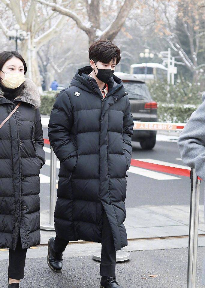 原创舞台联排明星私服集锦超哥穿的最单薄任嘉伦黑色羽绒服帅到爆