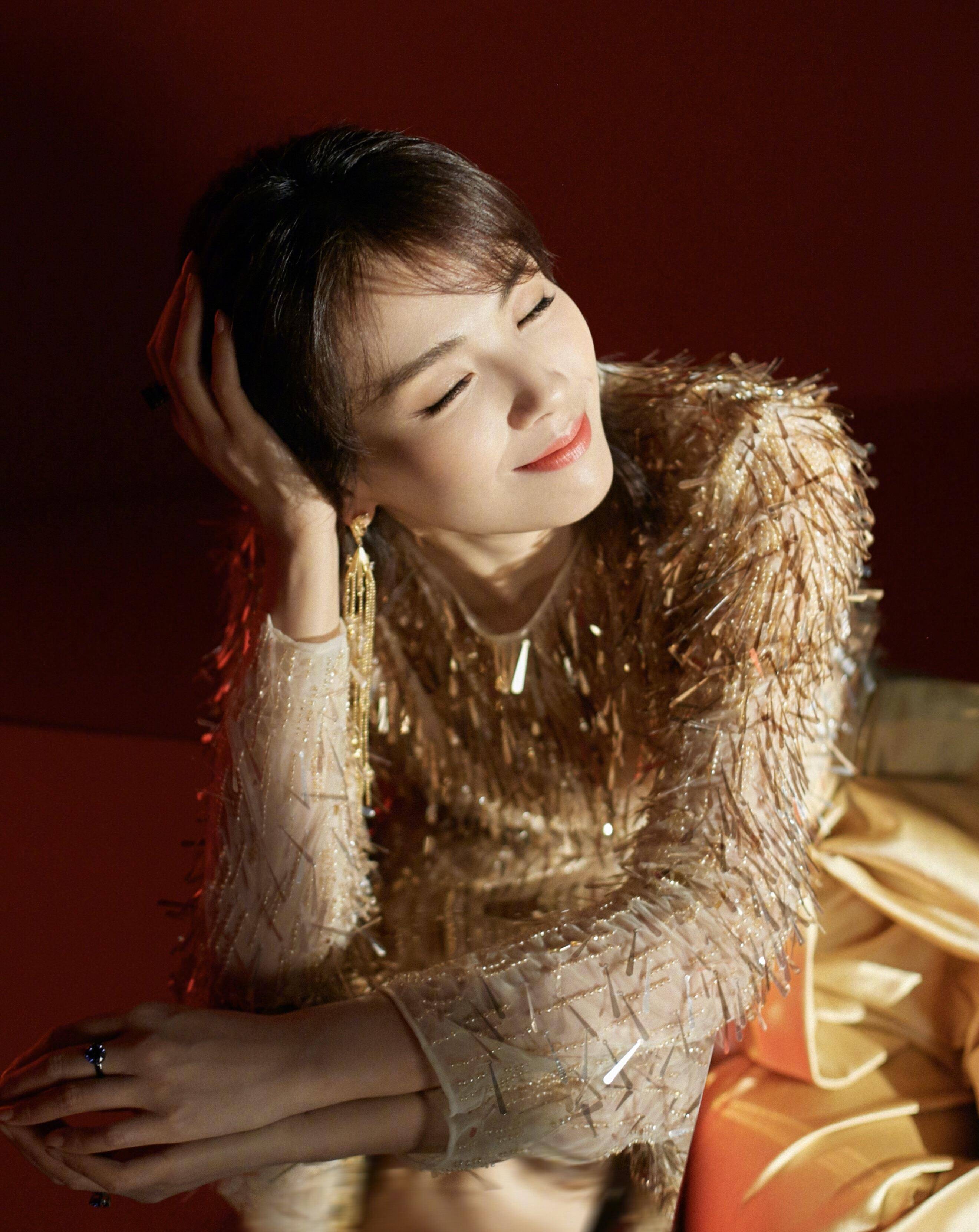 刘涛依旧很有女人味,一身扑克牌印花衬衫造型,41岁惊艳出镜_设计_下身