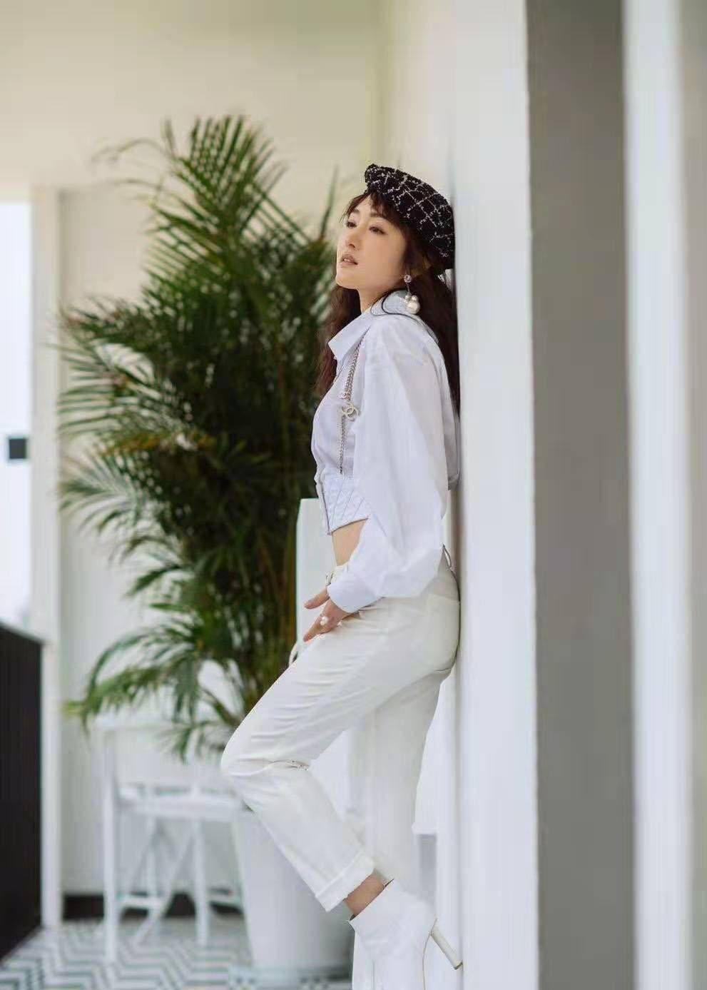 杨钰莹真是小个子穿搭教科书卡其色大衣配白裤显高时髦