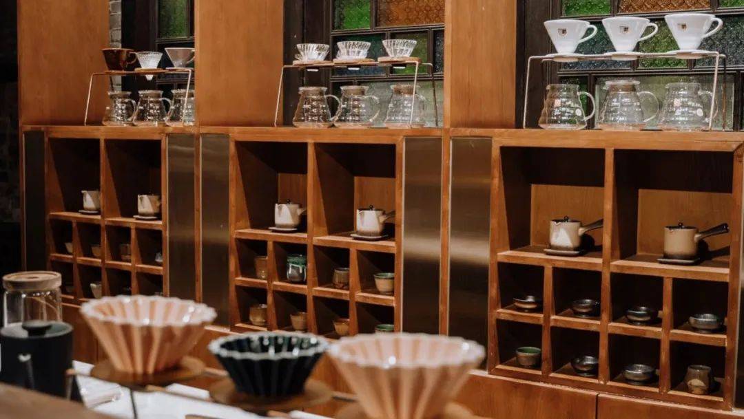 阵"盖碗咖啡"热潮,再加上古风家具,青砖红瓦等元素,"妥妥的新中式风"