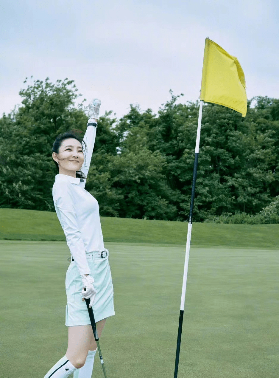 王丽坤美成一道风景线高尔夫球场大秀球技气质高级身材绝美