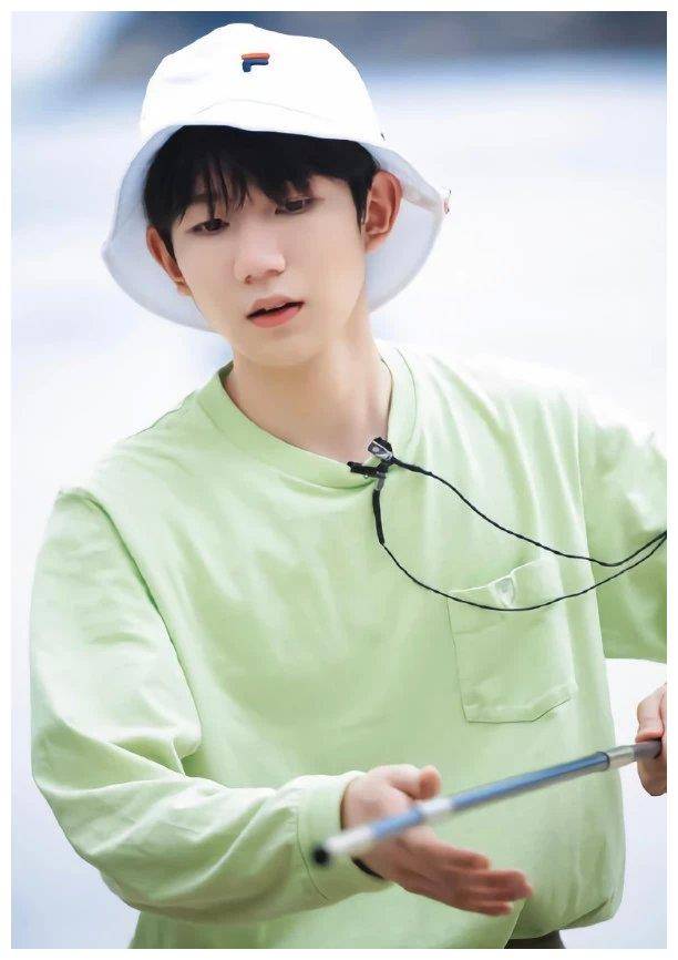 王源腿瘦成这样,他还穿女生都爱的长袜,效果看后:我自闭了_王文吧_穿