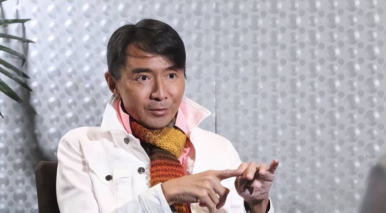 55岁的林利在北京出生到香港发展,八十年代模仿台湾小虎队成立香港