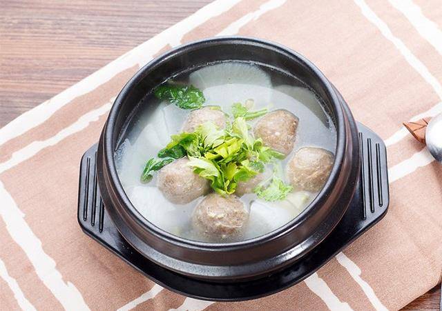 快手牛肉丸汤的17种做法,一碗暖心又暖胃,营养又不失美味的汤_食材_萝