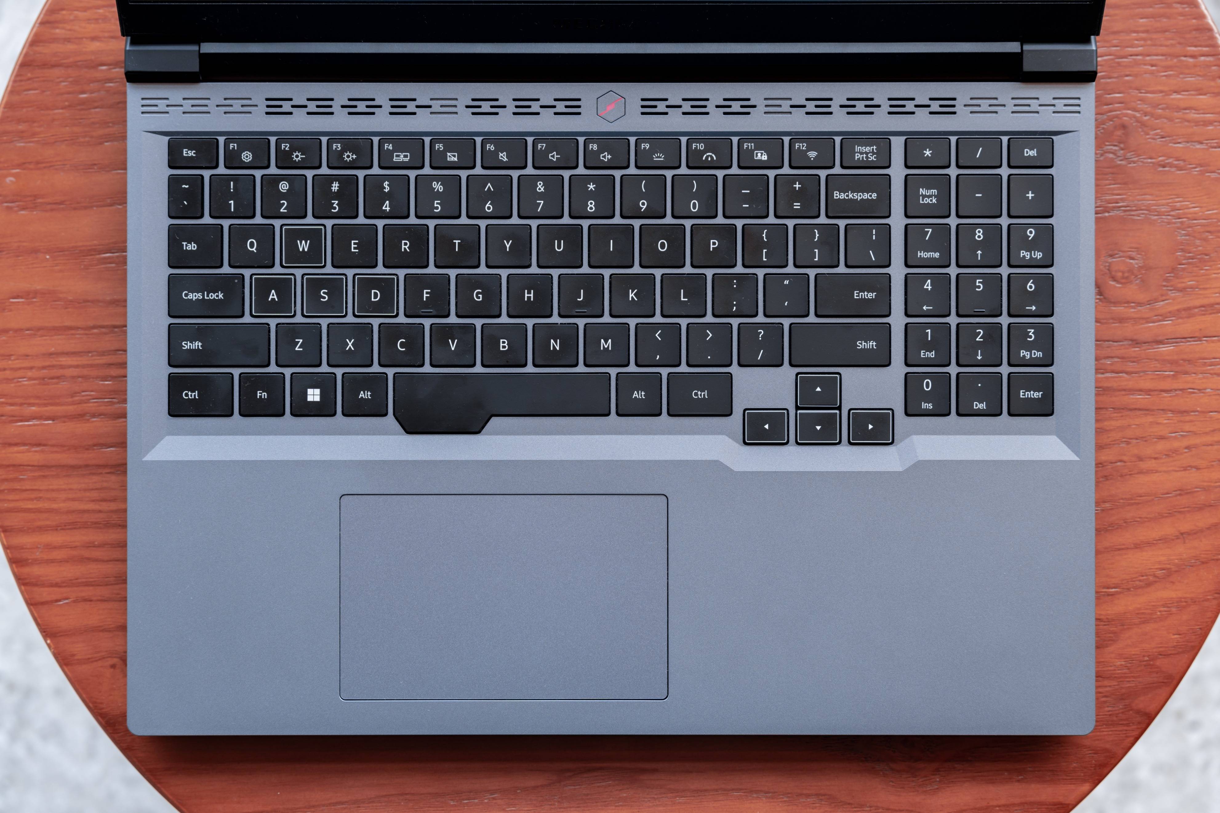 机械革命蛟龙 16:AMD 锐龙 7 6800H + 140W 满血 RTX 3060 的硬核游戏本