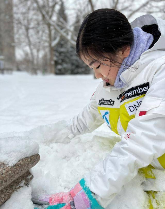 左小青晒女儿玩雪照,10岁高子淇戴牙套,和老公离婚后独自带娃_妈妈