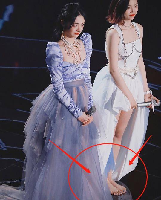 吴宣仪周洁琼光脚同框,看清2人真实腿型,我没看眼花吧?
